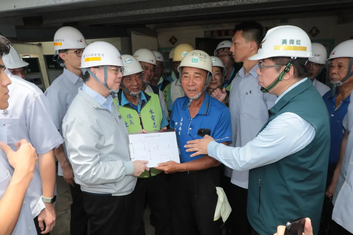 ▲行政院長卓榮泰今天與台南市長黃偉哲前往七股與將軍兩地區視察災區復原狀況，並向「做工行善團」、慈濟基金會等團隊表達慰勞。（圖／南市府提供）