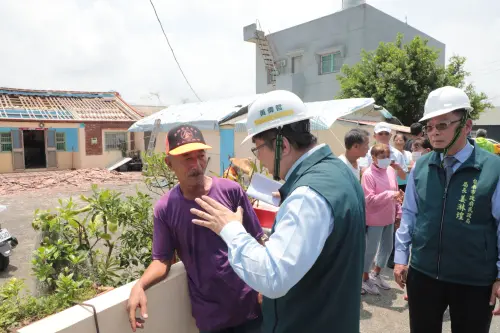 ▲黃偉哲表示，為協助災民盡速復原，市府已簡化流程，統計至目前住屋災損慰助金已受理約1.5萬件，預計最快下周起可讓災民陸續領取。（圖／南市府提供）