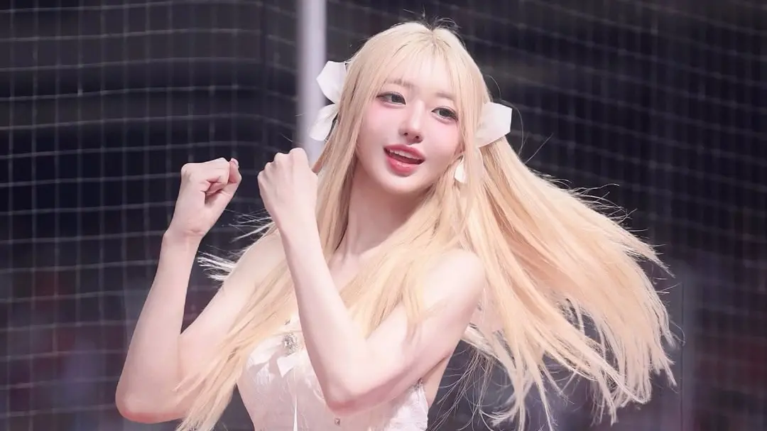 ▲韓籍啦啦隊新星權喜原近來人氣飆升，日前在台北大巨蛋應援時，賽後意外被大量球迷圍住，她因長時間拍照與應對簽名要求，體力不支一度蹲地喘息，引起現場網友與粉絲關注與心疼。（圖／翻攝自權喜原IG）