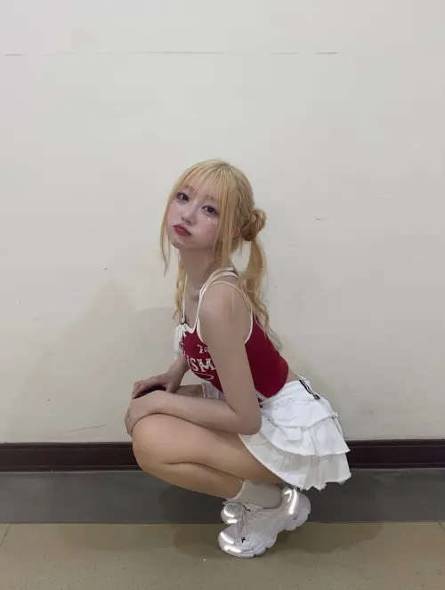 ▲權喜原日前在臺北大巨蛋被包圍，要求自拍與合照，讓她體力不支蹲地。（圖／翻攝自權喜原IG）