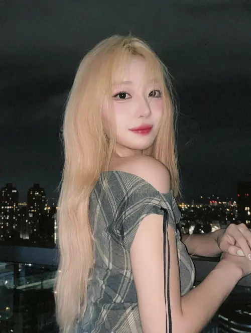 ▲權喜原將一頭黑髮染黑，讓她白皙皮膚更加明顯。（圖／翻攝自權喜原IG）