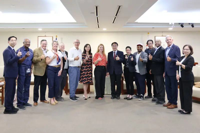 ▲美國中西部州議會領袖訪問團在團長愛荷華州參議院參議長辛可蕾(Amy Sinclair)一行今天前來拜會台南市長黃偉哲所率領的市府團隊。（圖／南市府提供）