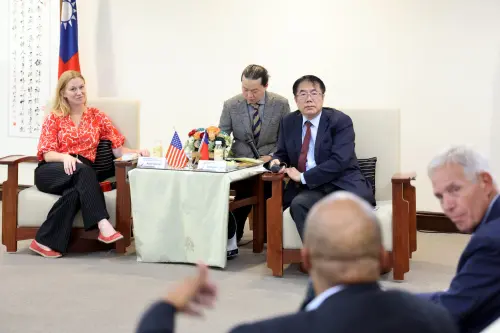 ▲台南市長黃偉哲率市府團隊雙方就產業、文教等議題交換經驗，展現強化台美地方關係的意願。（圖／南市府提供）