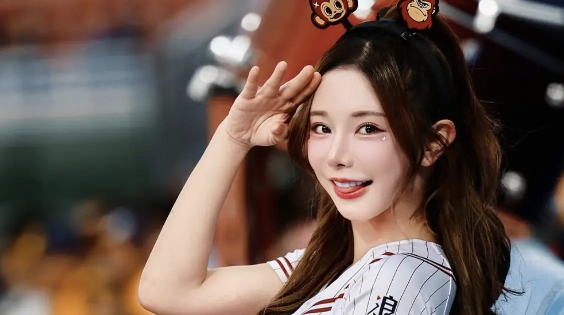 ▲樂天MC巫苡萱（如圖）今（26）日迎接39歲生日，她在去年曾對外透露過自己會在應援生涯第10年退役，往演藝圈發展，如今期限已到，一舉一動備受關注。（圖／IG avawu0726）