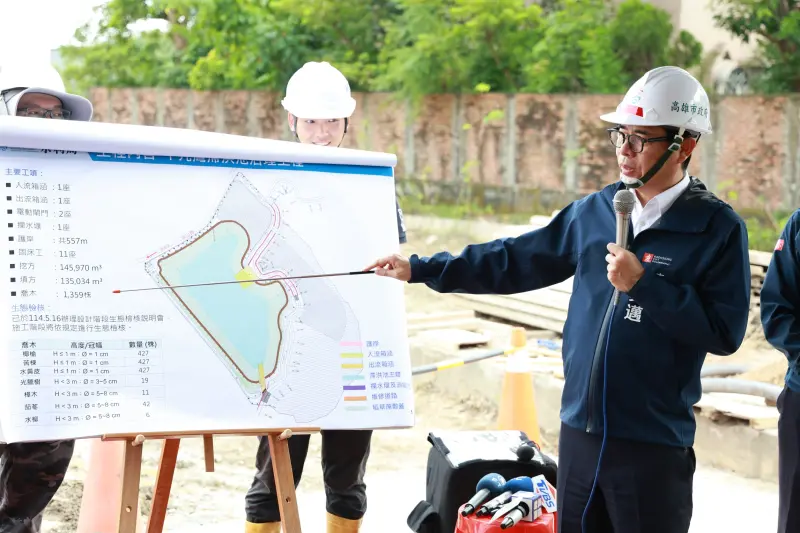 ▲高雄市長陳其邁視察仁武十九灣滯洪池工程現場，並感謝中央與軍方協助，期望工程如期如質完成，提早發揮滯洪效益。（圖／高市府提供）