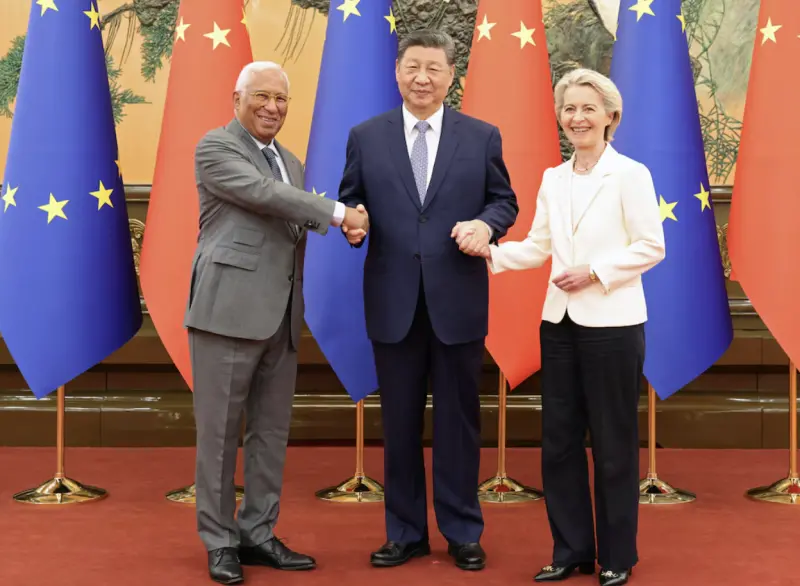 ▲中國國家主席習近平在北京和歐洲理事會主席柯斯塔（António Costa）、歐盟委員會主席馮德萊恩（Ursula von der Leyen）會晤，親蜜地手挽著手。（圖／路透社／達志影像）