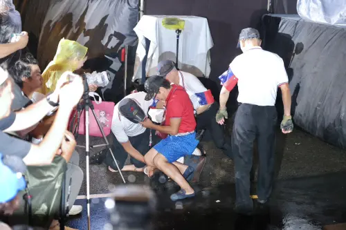 ▲館長陳之漢今（25）晚凱道助講反罷免遇抗議人士撒冥紙。（圖／記者朱永強攝，2025.07.25）