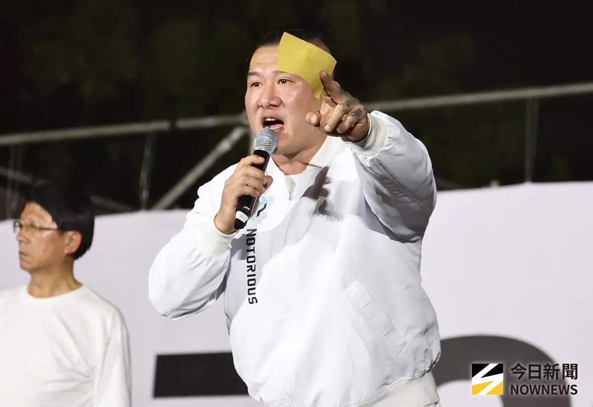 726大罷免／館長穿柯P戰袍反罷 凱道遇青鳥撒冥紙