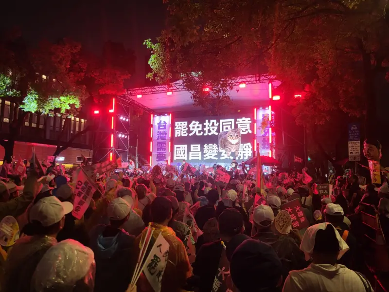 ▲背板更秀出「罷免投同意，國昌變安靜」，讓現場超HIGH。（圖／記者陳佩君攝，2025.07.25）