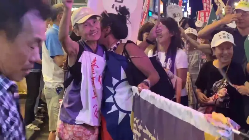 ▲「葉霸」葉春蓮老師因行走不便，選擇在罷團掃街路線上找3個點停留，結果成為群眾合影擁抱的吉祥物。（圖／記者劉松霖攝）