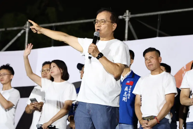 ▲國民黨立委賴士葆今（25）晚在凱道反罷免。（圖／記者朱永強攝，2025.07.25）