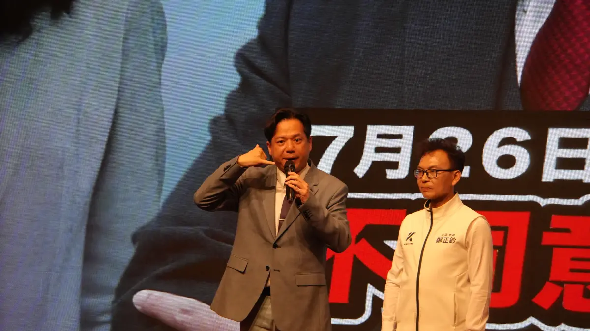 ▲新竹市長邱臣(左)遠呼籲支持者出來投罷免不同意票。（圖／記者呂炯昌攝，2025.07.25）