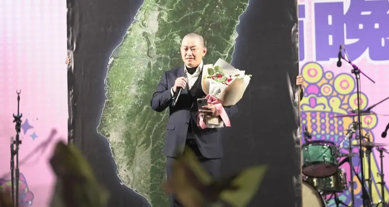 ▲光頭的陳柏惟捧著鮮花，對他最愛的台灣深情告白。（圖／罷團提供，2025.07.25）