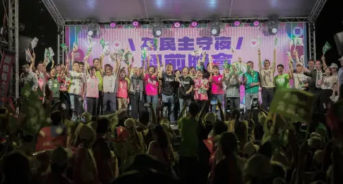 ▲民進黨中投黨公職一起出場，甘願當罷團的側翼。（圖／罷團提供，2025.07.25）