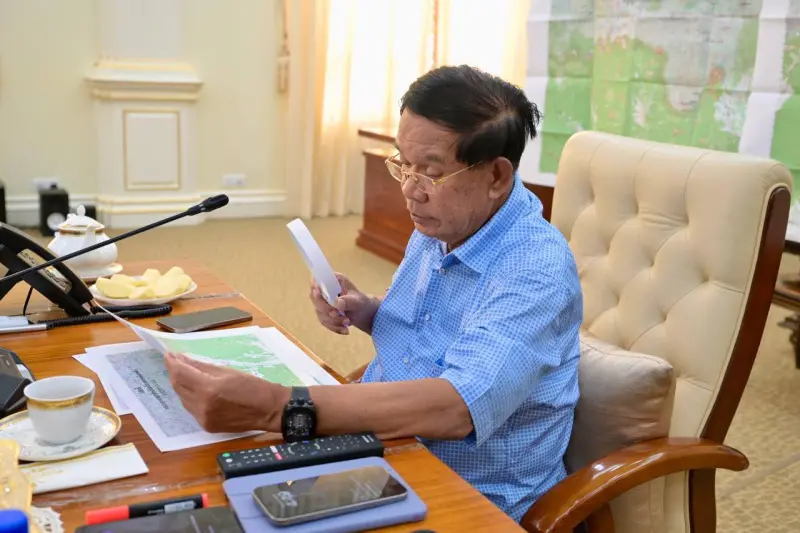 ▲柬埔寨前總理洪森(Hun Sen)被質疑搭機落跑,昨日Po出多張照片反擊,但卻被發現手機顯示時間似乎與發文時間對不上。(圖/翻攝自洪森臉書)