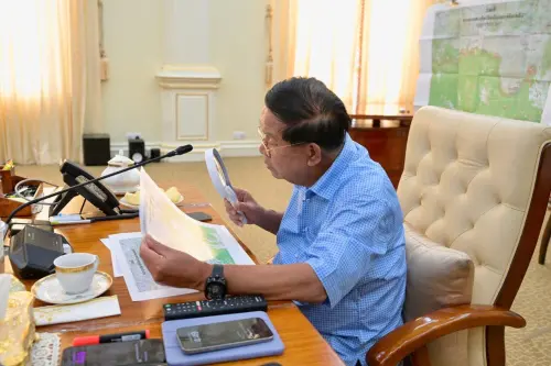 ▲柬埔寨前總理洪森（Hun Sen）被質疑搭機落跑，昨日Po出多張照片反擊，但卻被發現手機顯示時間與發文時間對不上。（圖／翻攝自洪森臉書）