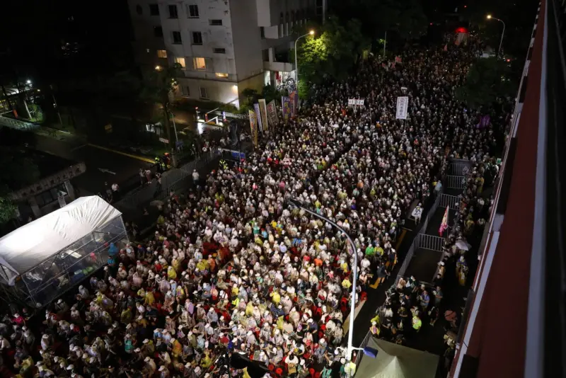 ▲雖然下著大雨，民眾仍前往濟南路力挺同意罷免。（圖／記者林柏年攝，2025.07.25）