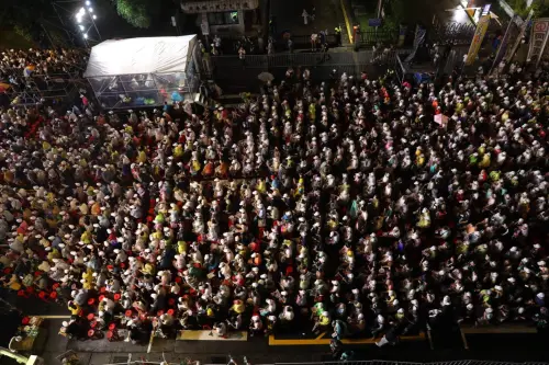 ▲雖然下著大雨，民眾仍前往濟南路力挺同意罷免。（圖／記者陳佩君攝，2025.07.25）