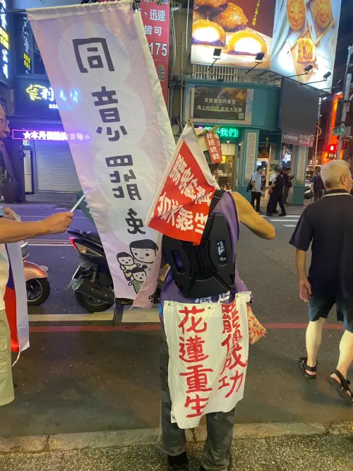 ▲退休教授葉春蓮現身選前之夜街頭，獨遇反罷團體時毫不畏懼照嗆不誤。（圖／記者劉松霖攝）