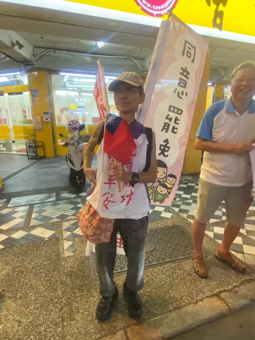 ▲退休教授葉春蓮現身選前之夜街頭，獨遇反罷團體時毫不畏懼照嗆不誤。（圖／記者劉松霖攝）