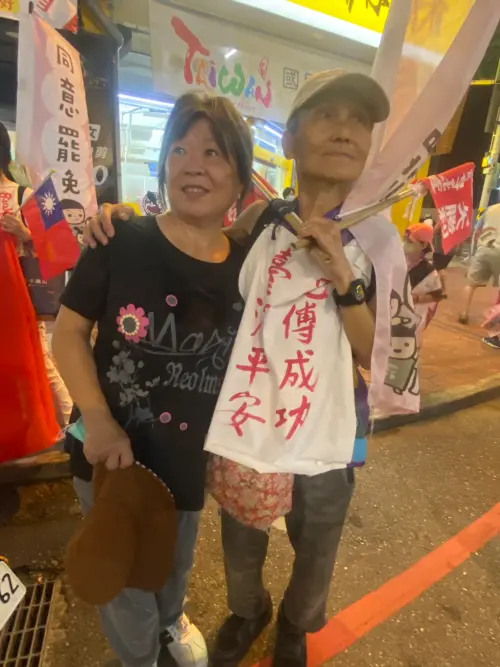 ▲支持罷免的民眾見到葉吧，開心上前合影。（圖／記者劉松霖攝）