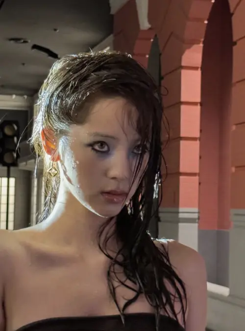 ▲歐陽娜娜的拍攝花絮曝光後，不少粉絲認為妝容太過前衛。（圖／IG nanaouyang）