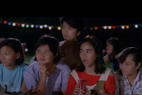 ▲黎姿（右二）在《開心鬼放暑假》只是眾多女學生之一，角色連名字都沒有。（圖／摘自YouTube）