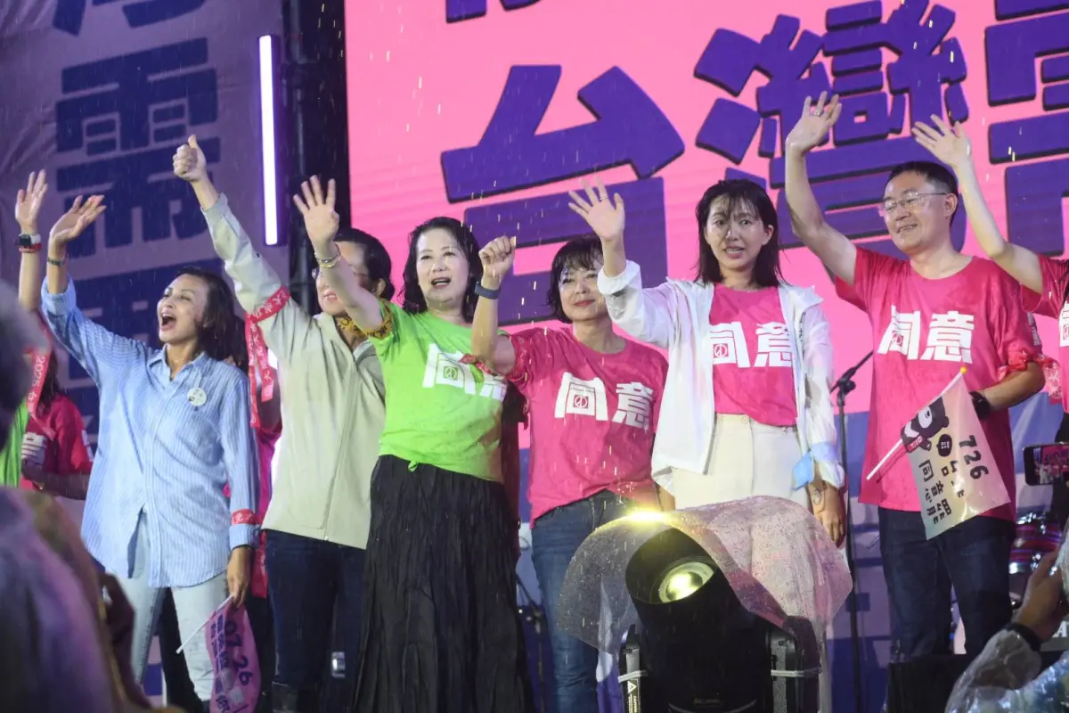 ▲民進黨團向支持者致意，高喊謝謝台灣無敵公民。（圖／記者林柏年攝，2025.07.25）