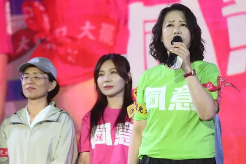 ▲民進黨團向支持者致意，高喊謝謝台灣無敵公民。（圖／記者林柏年攝，2025.07.25）