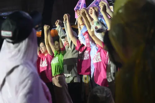 ▲民進黨團向支持者致意。（圖／記者林柏年攝，2025.07.25）