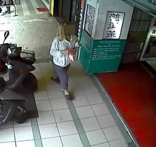 ▲ 本月16日，桃園某社區一名女子擅自取走住戶信箱內的罷免投票通知單與公告，並將其棄置在樓梯間。（圖／翻攝畫面）