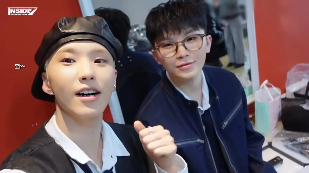 ▲男團SEVENTEEN成員WOOZI（右）、HOSHI（左）於今（15）、明兩日陸續入伍，日前他們現身SEVENTEEN演唱會觀眾席，向大家舉手敬禮致意，使粉絲紛紛哭爆。（圖／SEVENTEEN YouTube）