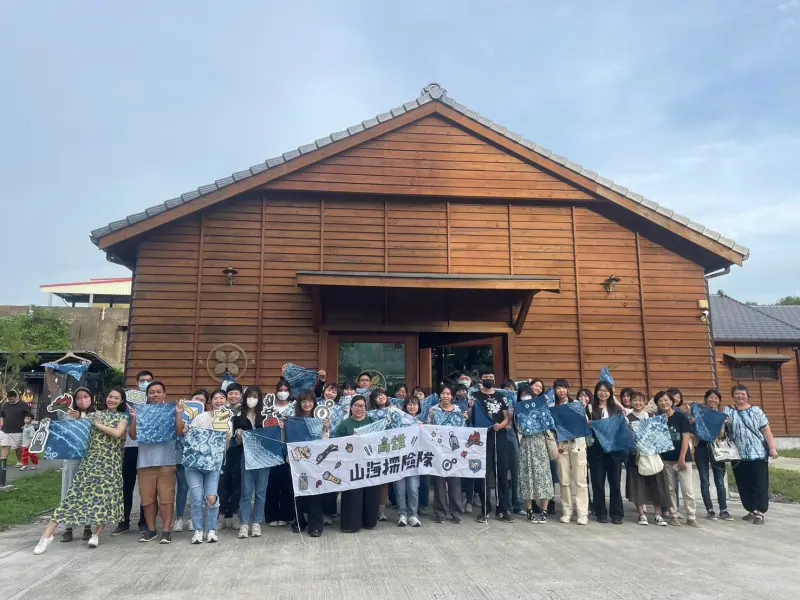▲為響應聯合國8月12日「國際青年日」，青年局今夏整合多項暑期活動，圖為去年「山海探險隊」走訪美濃菸仕物所舉辦台日青年交流活動。（圖／青年局提供）