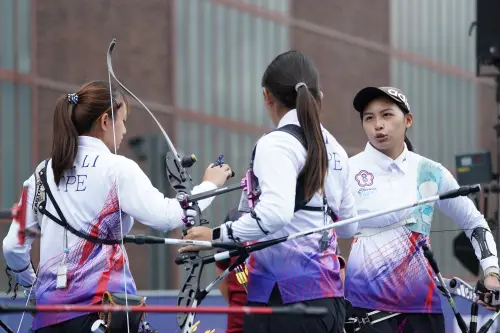 ▲中華女團收下銀牌。這面獎牌也是台灣射箭代表隊在本屆賽事的首面獎牌。（圖／大專體總提供）