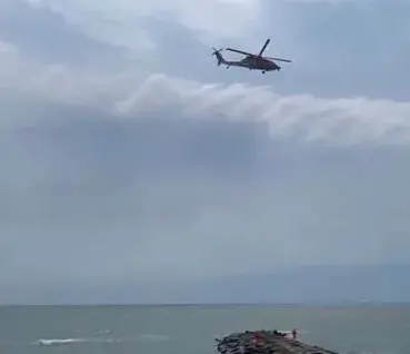 24日台南黃金海岸3名國小畢業生相約戲水,不料發生溺水意外,目前還有一名男童下落不明,警消持續搜救,還出動無人機展開救援。 ▲ 24日台南黃金海岸3名國小畢業生相約戲水,不料發生溺水意外,目前還有一名男童下落不明,警消持續搜救,還出動無人機展開救援。(圖/翻攝畫面)