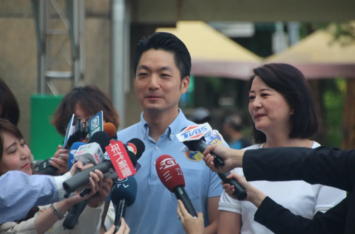 ▲蔣萬安受訪表示，自己就是帶著一個平常的心陪同委員投票，經過連日大雨終於放晴，而且非常涼爽，所以心情都很愉快。（圖／記者鍾泓良攝影）