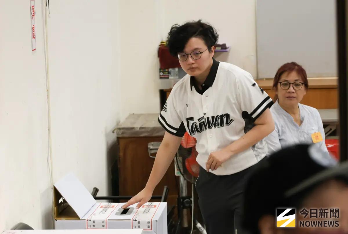 726大罷免／身穿「Taiwan」T恤！吳靜怡：早餐都還沒吃先來投票