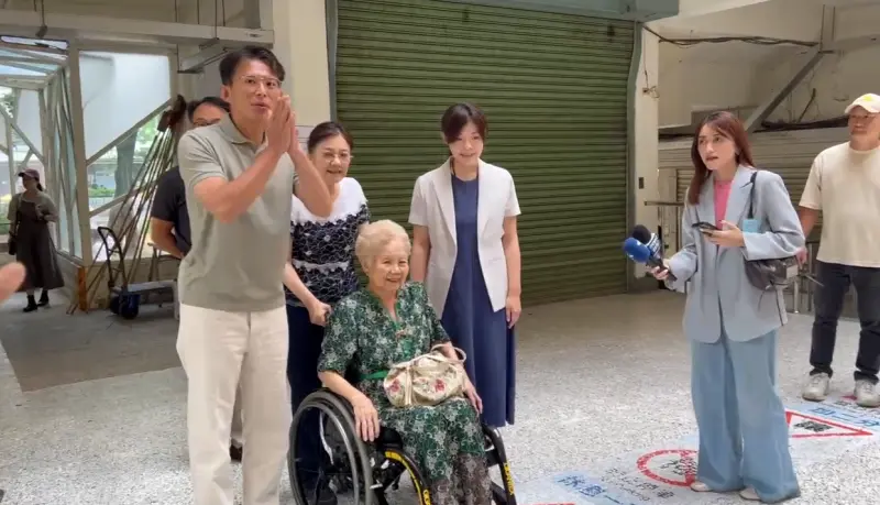 726大罷免／柯媽前往投票被問1問題　黃國昌、高虹安秒擋下