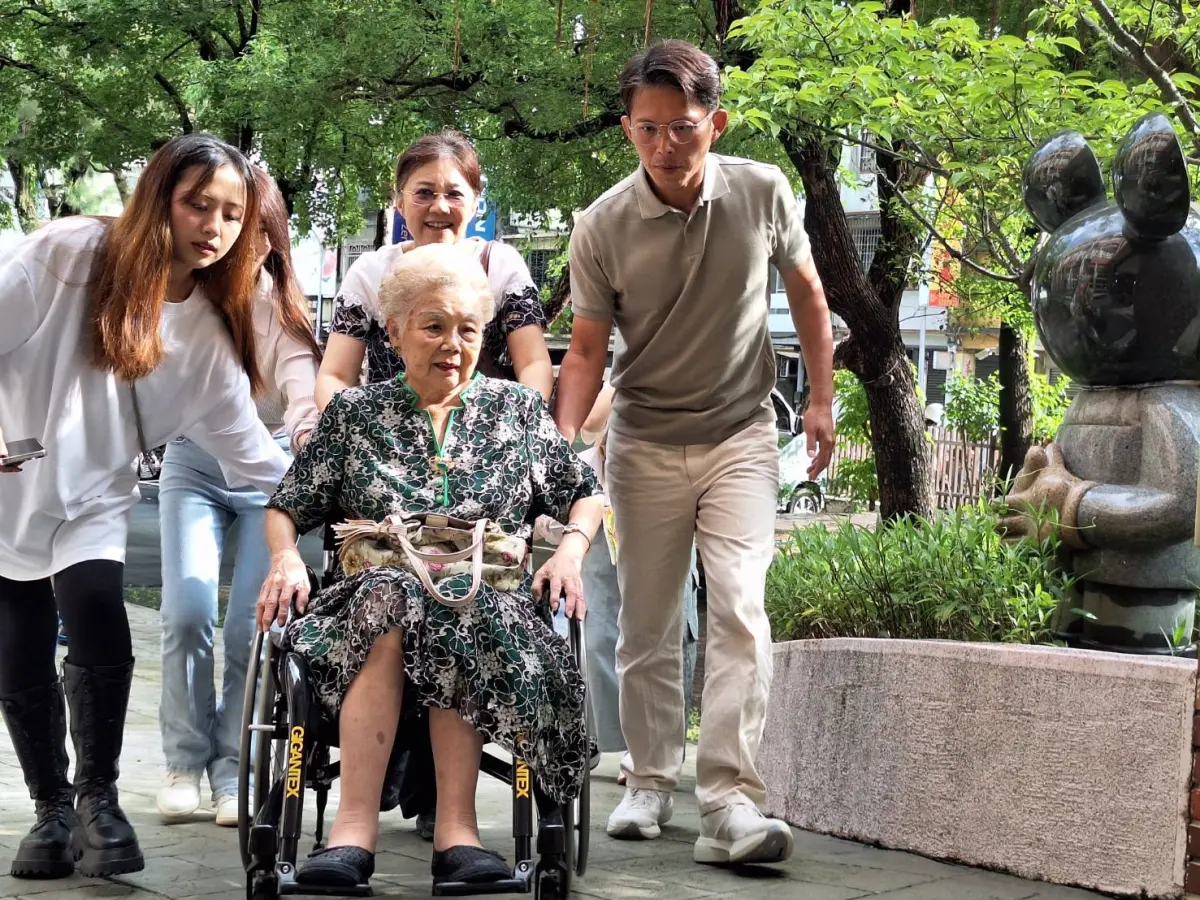 ▲柯文哲的媽媽何瑞英前往竹市民富國小投票。（圖／民眾黨提供）