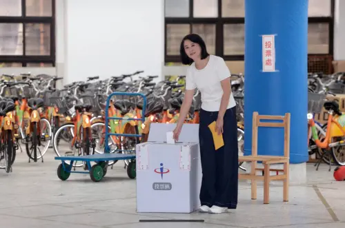 王鴻薇投票（記者鍾泓良攝影）▲