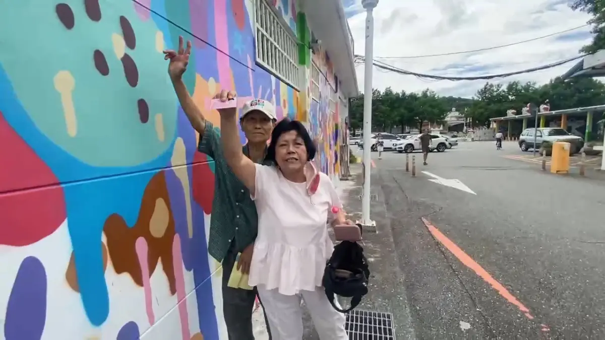 ▲退休教師「葉霸」葉春蓮現身投開票所時，一名婦人上前攔阻還說兒子被葉霸教壞。（圖／記者劉松霖攝）