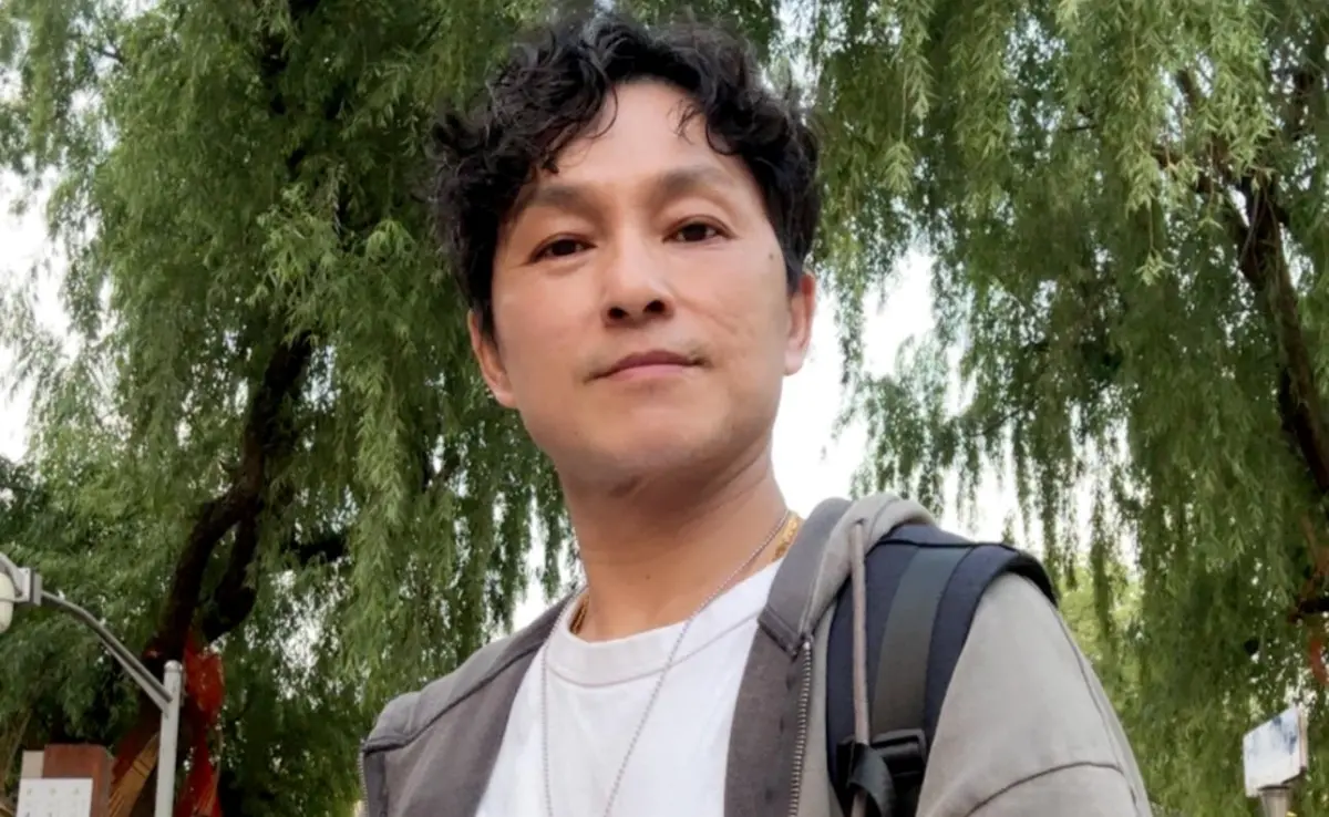 ▲Sandy因在《小姐不熙娣》中，踩踏劉宇寧照片而爆爭議，粉絲罵聲不斷後，電視台決定不播出，以平息粉絲怒火。而對於爭議，媒體人狄志為（如圖），也透露自己名片曾被踩的自身經歷，還忍不住嘆：劉宇寧一定看到了。（圖／狄志為FB）