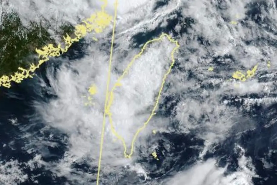 ▲7/26罷免投票日台灣低壓帶籠罩，各地有降雨機會，出門記得要帶傘，至於竹節草颱風則往日本前進，對台灣沒有明顯影響了。（圖／翻攝自中央氣象署）