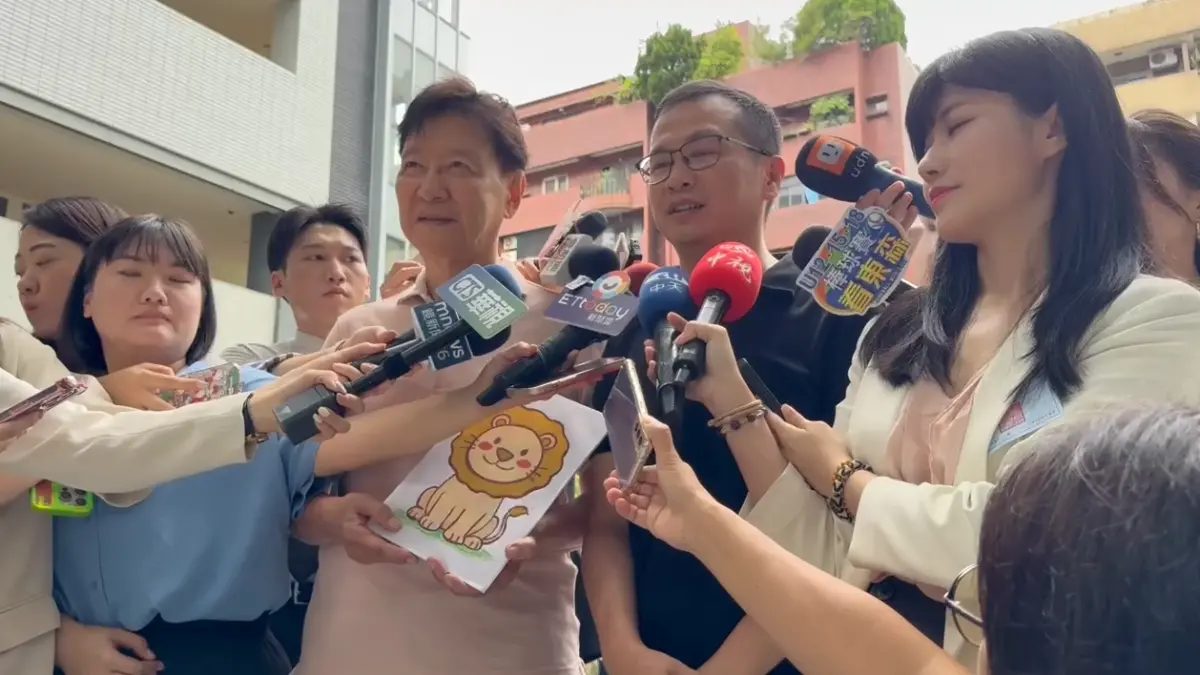 ▲原本要去東非旅遊的前中廣董事長趙少康今上午前往大安國中投票。（圖／NOWNEWS攝影中心）