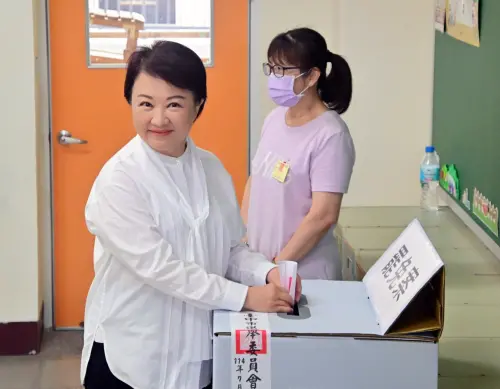 726大罷免/台中下雨恐影響投票率 盧秀燕投票前做了這事 ▲台中市長盧秀燕上午到健行國小迅速投票。(圖/記者顏幸如攝,2025.07.26)