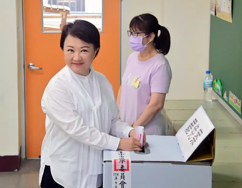 ▲台中市長盧秀燕上午到健行國小迅速投票。（圖／記者顏幸如攝，2025.07.26）