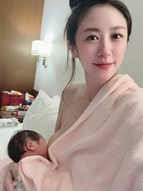 蔡允潔親餵照片曝光。(圖/蔡允潔臉書) ▲蔡允潔親餵照片曝光。(圖/蔡允潔臉書)