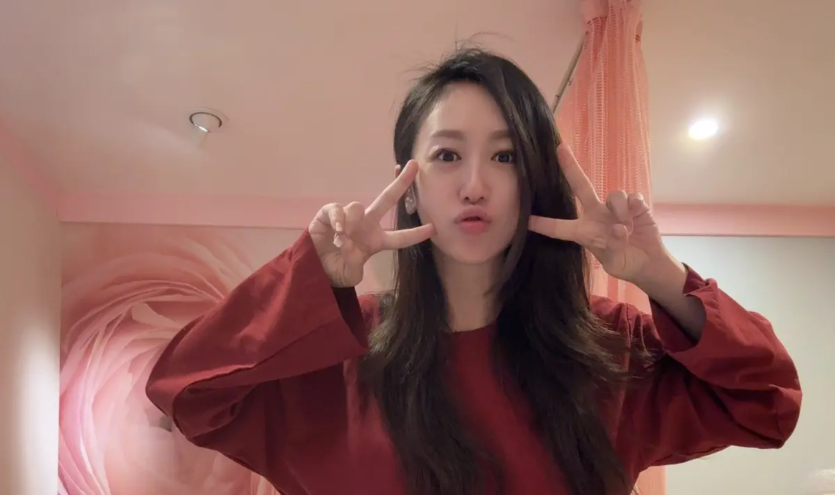 ▲女星蔡允潔本月15日剖腹生下兒子「小福寶」，昨（25）日她透露自己首次親餵兒子成功，並且上傳了哺乳照片，讓粉絲驚呼：「狀態也太好！」（圖／蔡允潔臉書）