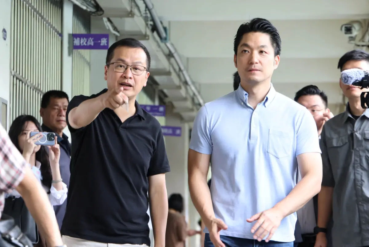 ▲台北市第六選舉區、國民黨籍立法委員羅智強，今早也在市長蔣萬安的陪同下現身投票所。（圖／朱永強攝）