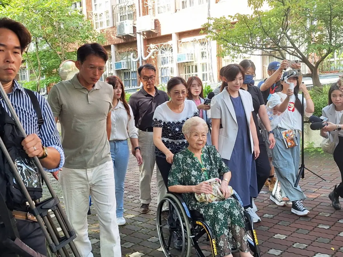 ▲高虹安今上午先陪同民眾黨前主席柯文哲媽媽何瑞英至民富國小投票，再趕回位於東區建中路的投開票所投票。（圖／民眾黨提供）